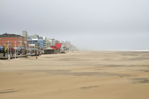 风暴中的海洋城海滩和木板路图片下载