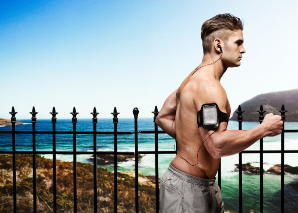 赤膊男跑步者在户外跑步图片下载