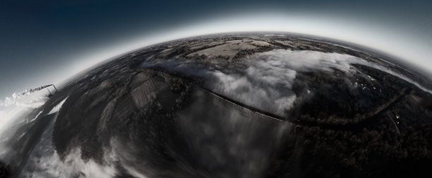 雾笼罩河谷图片下载