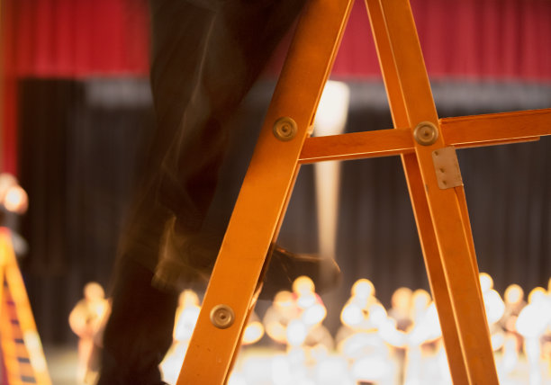 排练期间舞台工作人员攀登梯子图片下载