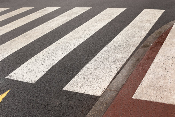 为了安全过马路而穿过人行横道图片下载