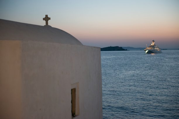 米科诺斯的白色历史教堂图片下载