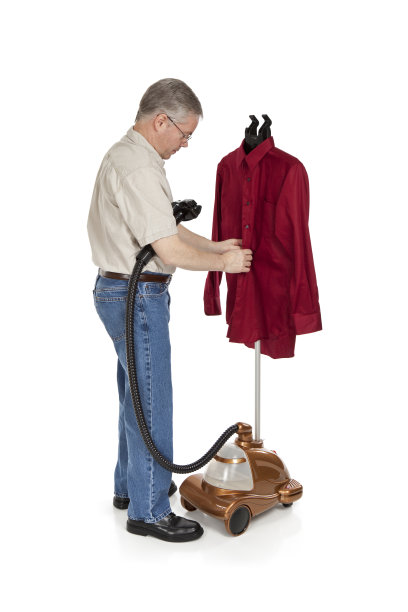 男人洗衣服图片下载