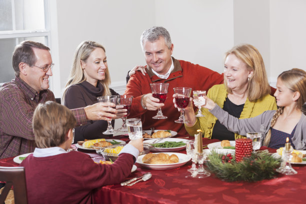 几代同堂的一家人共进晚餐，用烤面包庆祝图片下载