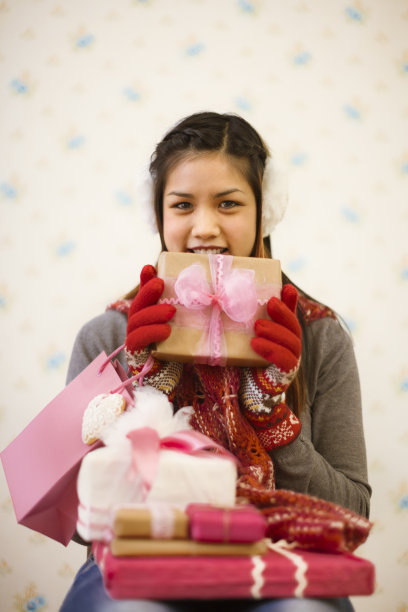 送情人节礼物的年轻女子图片下载