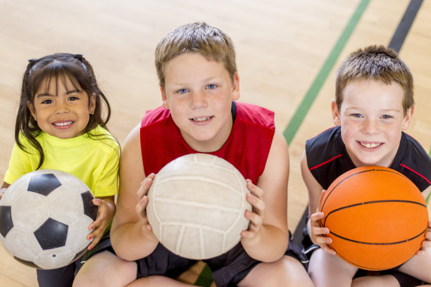 上体育课的孩子们图片下载