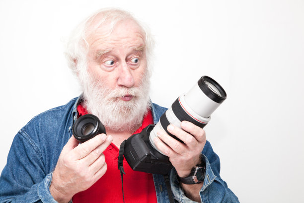 长胡子的资深摄影师对长镜头印象深刻图片下载