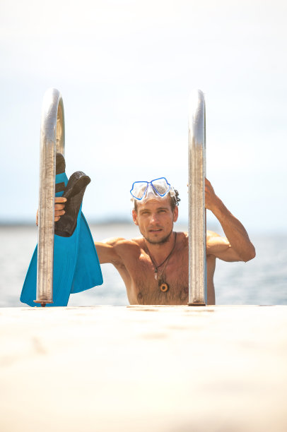 海滩上的年轻人图片下载