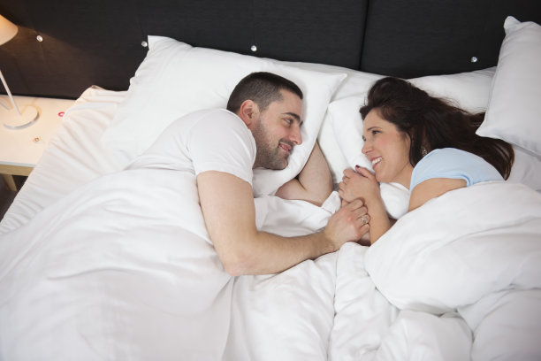 睡在床上的夫妇图片下载