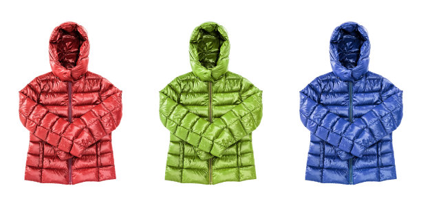 冬季暖羽绒服分别以红、绿、蓝三色分开图片下载