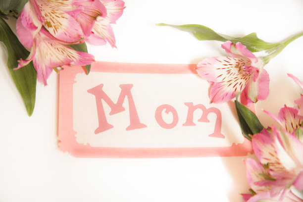 母亲节快乐。一束写着“妈妈”的卡片。图片下载