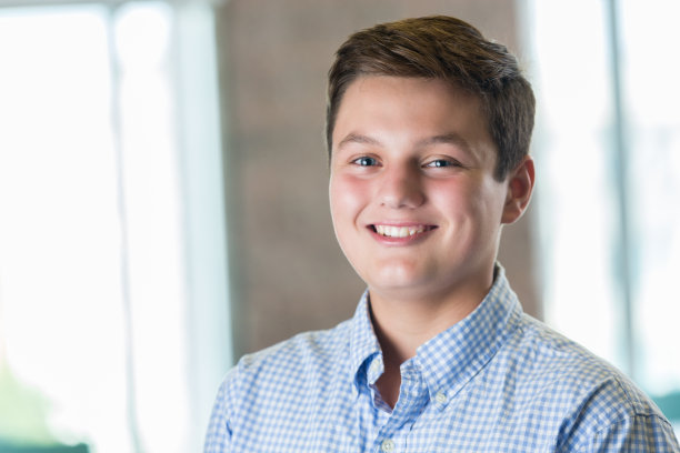 快乐的青春期前男孩在教室摆姿势图片下载