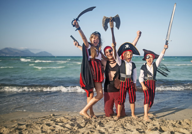 父亲和孩子们玩海盗游戏图片下载