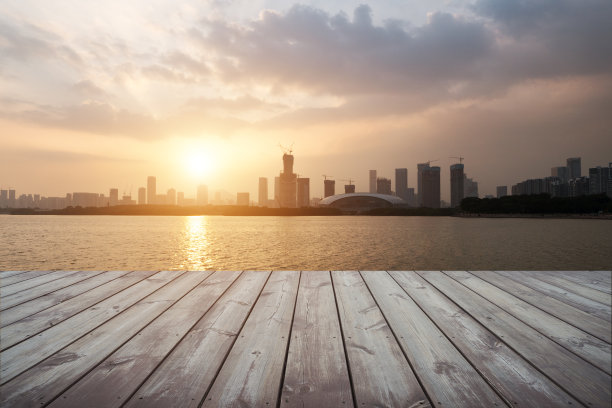 现代城市的天际线与木地板图片下载