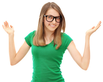 快乐的女孩举手大笑的肖像。图片下载