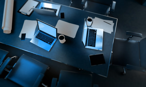 晚上在办公桌上用笔记本电脑工作图片下载