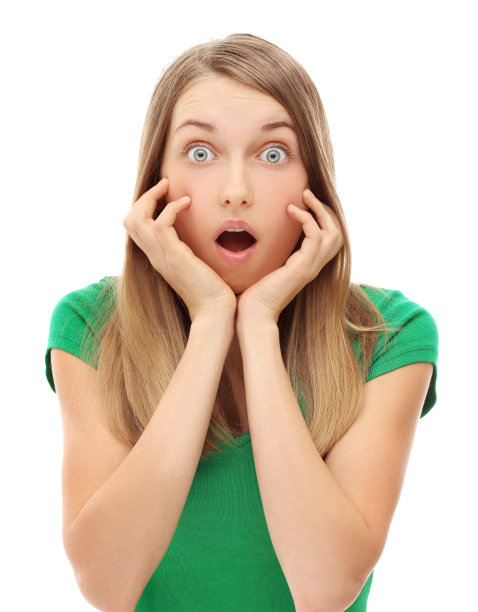 震惊的女孩盯着相机的肖像图片下载