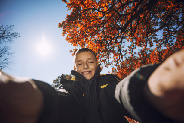 可爱男孩自拍图片下载