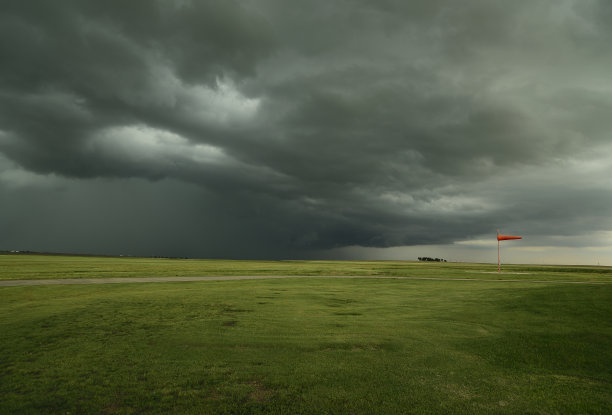 堪萨斯郊区机场上空的夏季雷暴云(XXXL)图片下载