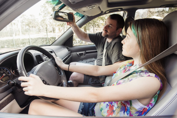 美国青少年学习驾驶教育图片下载