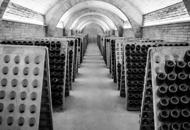 黑酒窖和白酒窖的卡瓦酒无法辨认，黑酒窖无人知晓图片下载