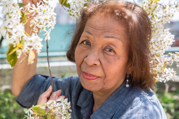 花园里的老妇人图片下载