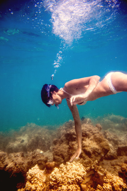 年轻女子浮潜图片下载