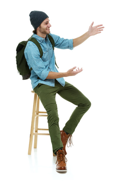 坐在凳子上微笑的潮人图片下载