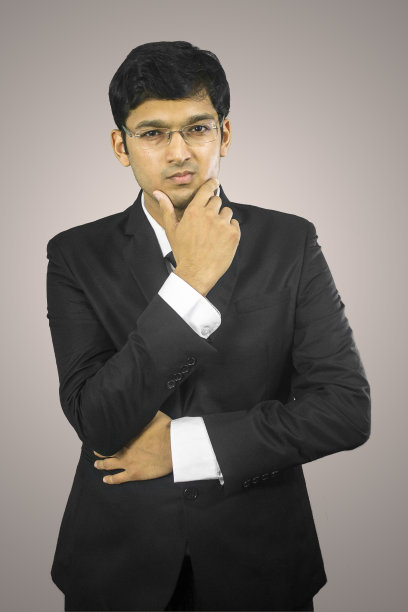 心情严肃的年轻商人图片下载