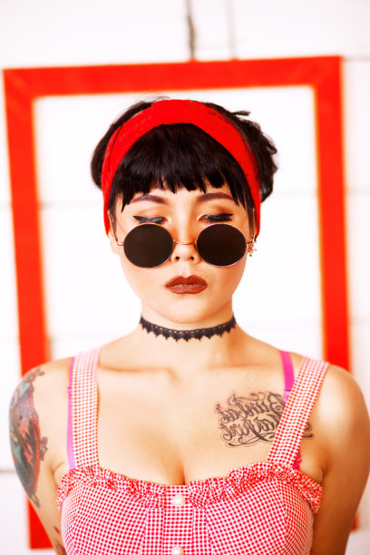 闭着眼睛图片下载