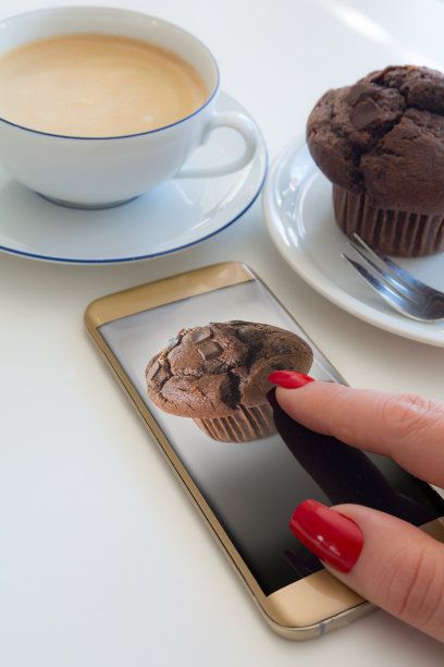 在社交媒体上分享她的巧克力松饼图片下载