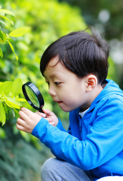 孩子们在玩放大镜图片下载