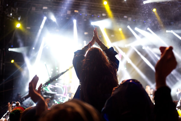 在音乐会上鼓掌图片下载