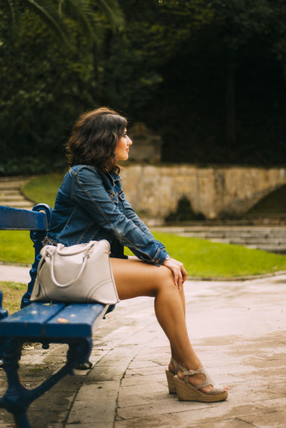 坐在长凳上的年轻女子图片下载