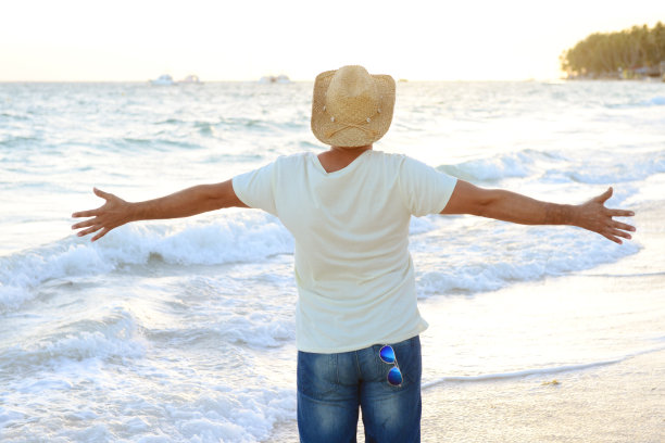 在海滩上散步图片下载