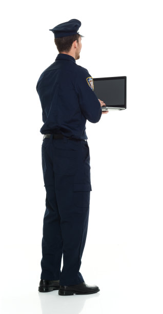 警察在笔记本电脑上工作的后视图图片下载