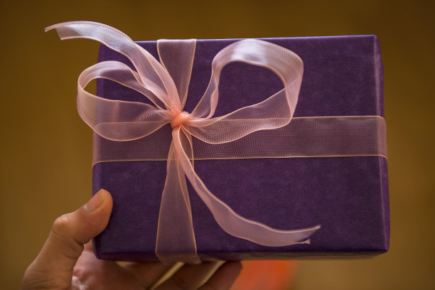 一个不认识的人拿着礼盒图片下载