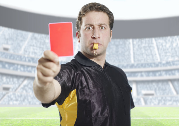 裁判在体育场出示红牌图片下载