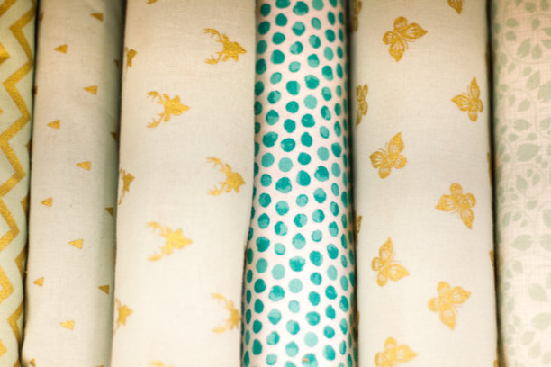 印花布排成一排(特写)图片下载