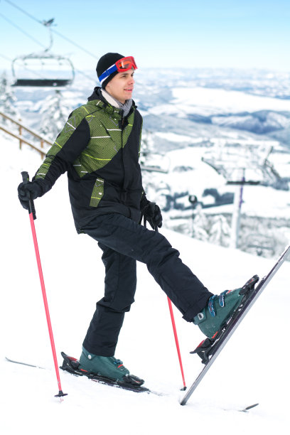 快乐的高山滑雪者在山顶图片下载