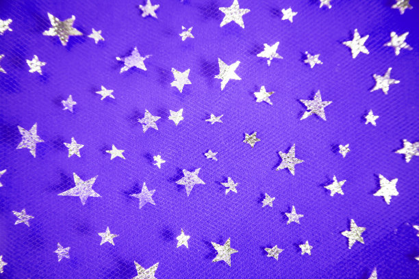 紫色背景上的银色星星。图片下载