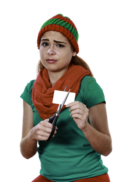 担心的年轻女子由于债务削减信用卡图片下载