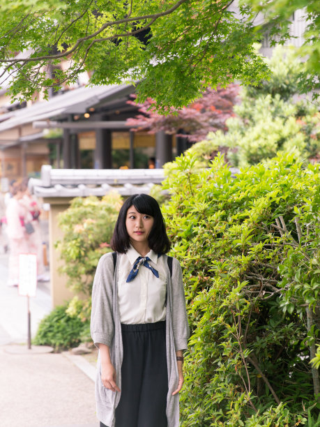 年轻女子走在街上图片下载