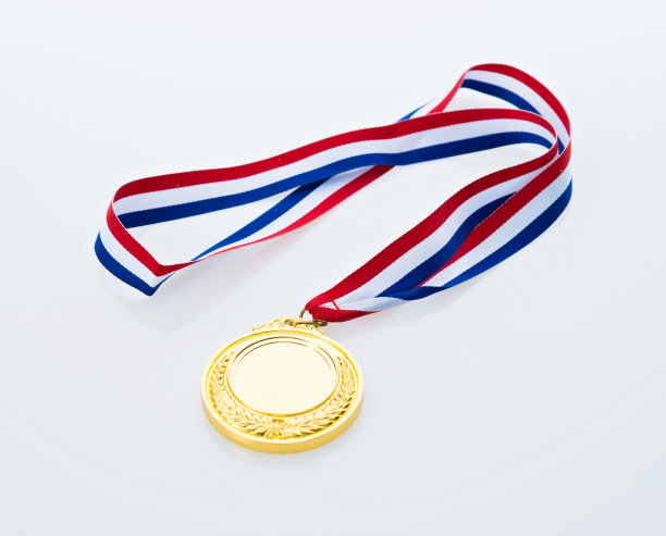 单枚金牌孤立在白色背景上图片下载