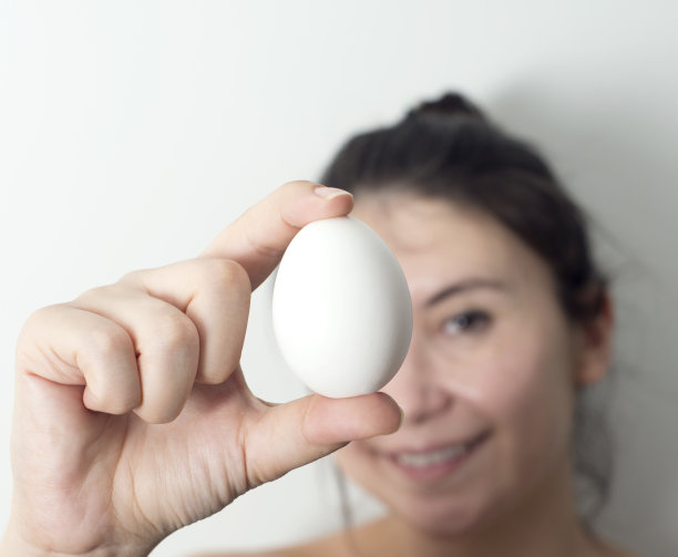 拿着鸡蛋图片下载