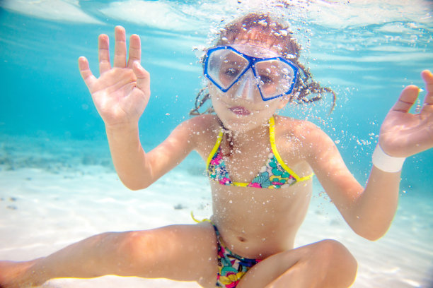 探索海床的小女孩图片下载