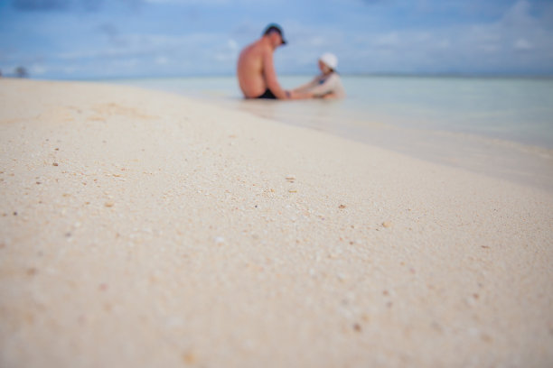 爸爸和女儿在沙滩上玩耍图片下载