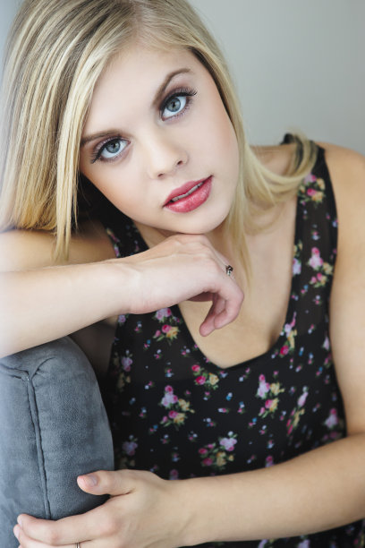 年轻女子的特写肖像图片下载