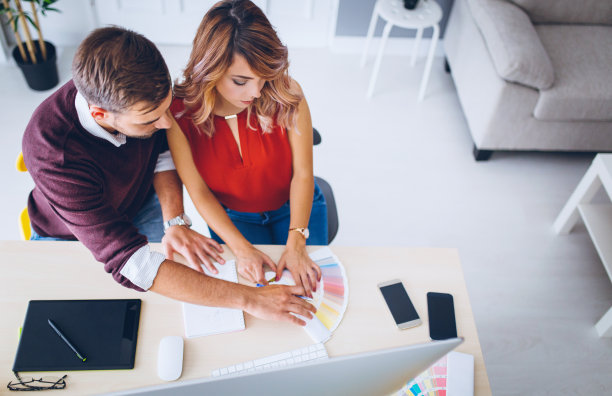 创意专业人士在办公室工作图片下载