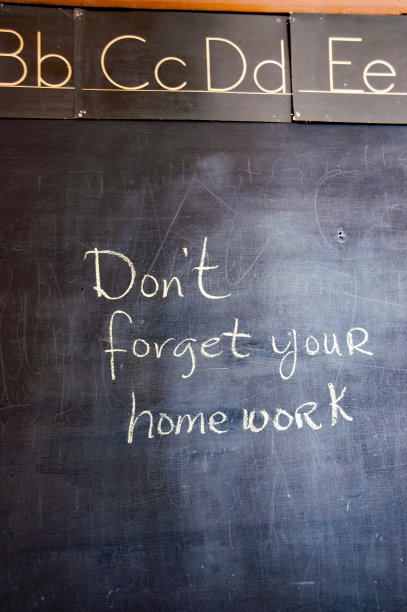 旧的教室黑板上写着作业图片下载